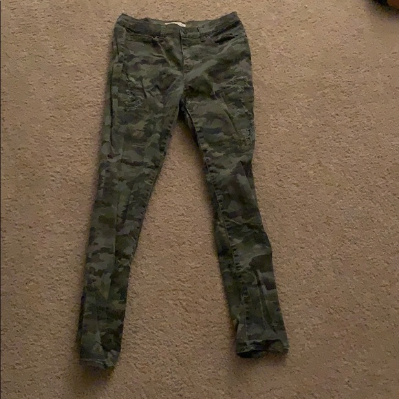 camouflage ripped pants